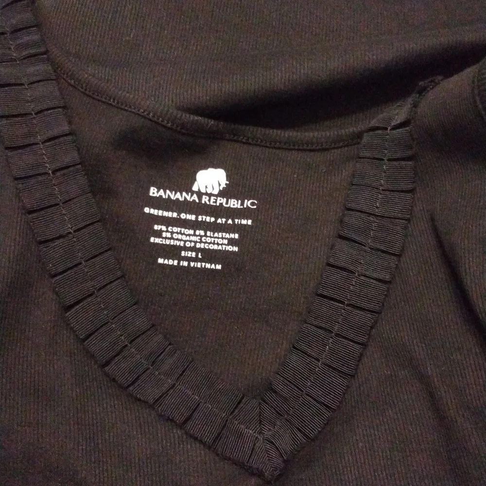 Women's NWOT Banana Republic Black Tank with cute Ruffled neckline size L - Picture 6 of 6